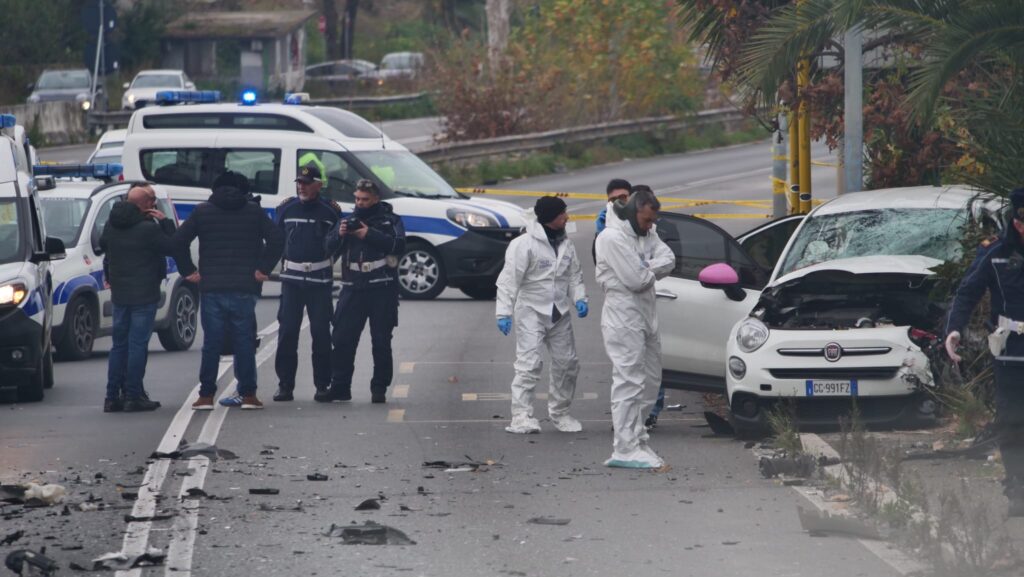 La Polizia Scientifica indaga sulla dinamica dell'incidente mortale di Acilia (VIDEO) 2 La Polizia Scientifica indaga sulla dinamica dell'incidente mortale di Acilia (VIDEO) 2
