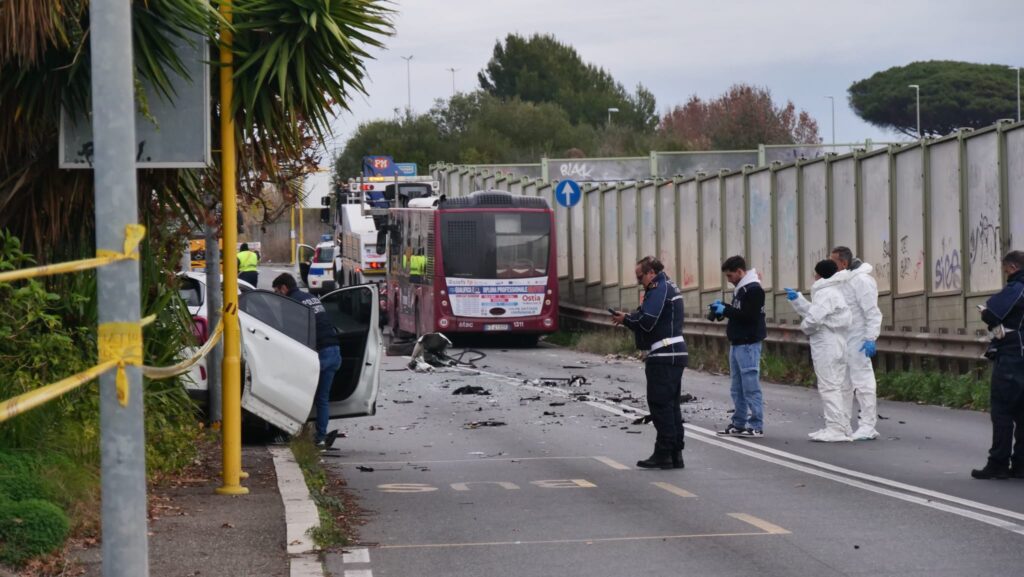 La Polizia Scientifica indaga sulla dinamica dell'incidente mortale di Acilia (VIDEO) 1 La Polizia Scientifica indaga sulla dinamica dell'incidente mortale di Acilia (VIDEO) 1