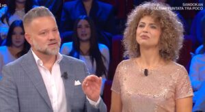 Affari Tuoi 16 dicembre 2025, Sonia sfida il Dottore e resta delusa: quanto ha vinto ieri sera ai pacchi 1 Affari Tuoi