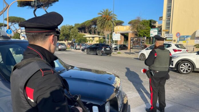 Ardea, cede cocaina a una donna: Carabinieri lo colgono sul fatto