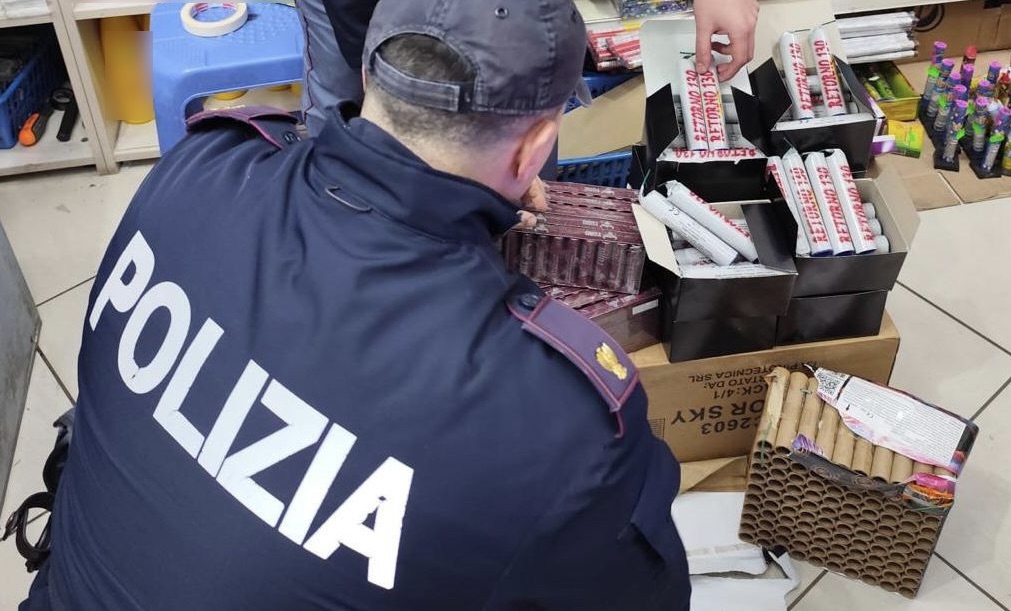 Petardi e mitraglie nascosti tra la cocaina: la Polizia sventa il Capodanno col 'botto' di un 43enne romano 1 Petardi e mitraglie nascosti tra la cocaina: la Polizia sventa il Capodanno col 'botto' di un 43enne romano 1