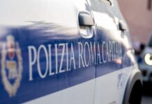Il camion urta il cavalcavia e per un attimo sulla via del Mare si teme il peggio