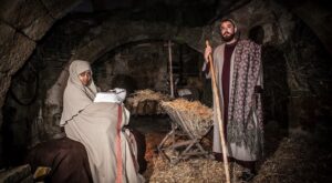 La più antica tradizione del Natale, il Presepe Vivente, si rinnova a Civita di Bagnoregio, uno dei borghi più belli d’Italia. Lo spettacolo è aperto il 26 e 28 dicembre 2025, e poi il 1°, 4, 5, e 6 gennaio 2026 dalle ore 16:00 alle ore 18:30. Il ponte pedonale che sovrasta la stupenda Valle dei Calanchi è l’unico accesso per entrare nella magica atmosfera di duemila anni fa ed assistere al Presepe Vivente. Scene diverse che, come in un mosaico, ricostruiscono i giorni della nascita di Gesù. Il suq arabo, il castrum romano, Erode, le residenze nobiliari, la tribù beduina, gli artigiani al lavoro, i magi, i pastori, il lazzaretto e naturalmente la Natività. Un intreccio di colori, emozioni, bellezza. La più antica tradizione del Natale cristiano si sposa mirabilmente con l’ambientazione unica di Civita. La sera, quando cala il sole e il Presepe Vivente ha inizio, il calore dei fuochi si somma alla suggestiva illuminazione dell’abitato che, per l’occasione, indossa il suo vestito più bello per regalare un effetto straordinario. Un’irrinunciabile occasione per vivere un evento straordinario e assolutamente unico nel suo genere. L’organizzazione sarà curata dal Comitato di Croce Rossa Italiana di Bagnoregio e Lubriano, con il patrocinio del Comune di Bagnoregio e Casa Civita