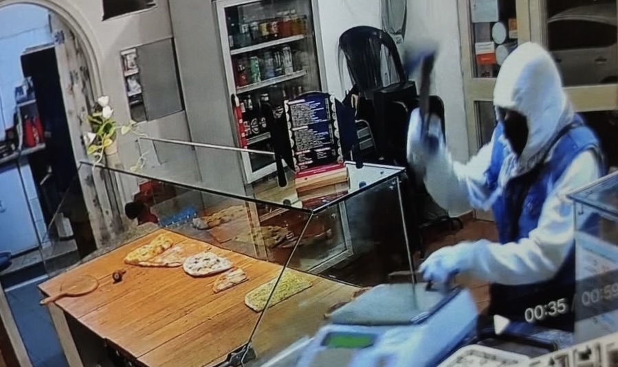 Il ritorno del "rapinatore con l'accetta": aggredita la barista della stazione Cristoforo Colombo 2 Il ritorno del "rapinatore con l'accetta": aggredita la barista della stazione Cristoforo Colombo 2