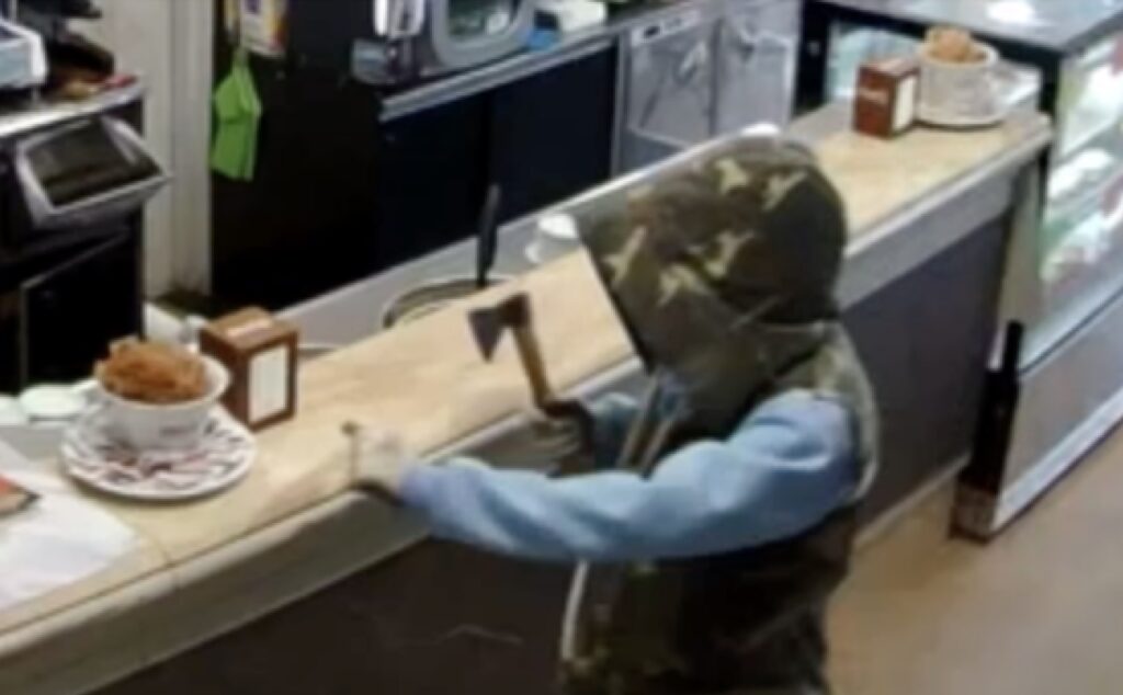 Rapinatore con l'ascia a Ostia, c'è l'identikit (VIDEO) 1