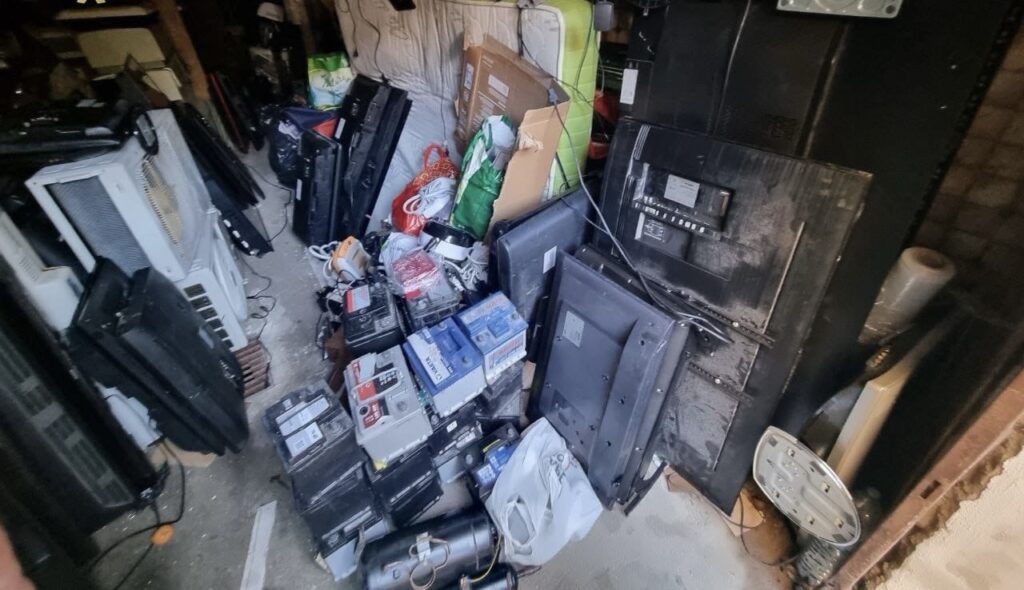 Carcasse di auto, batterie e oli esausti: sequestrata carrozzeria-discarica a Acilia 1