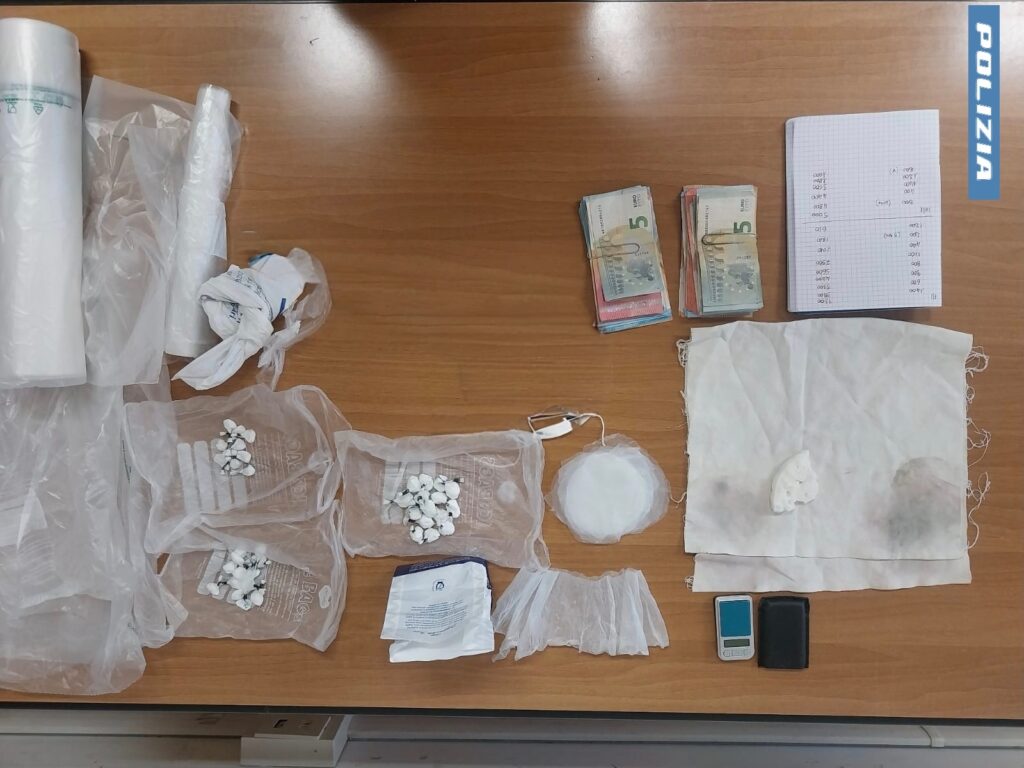 Blitz in una cantina dei “lotti” a Ostia: arrestato un 72enne per spaccio di crack e cocaina 1