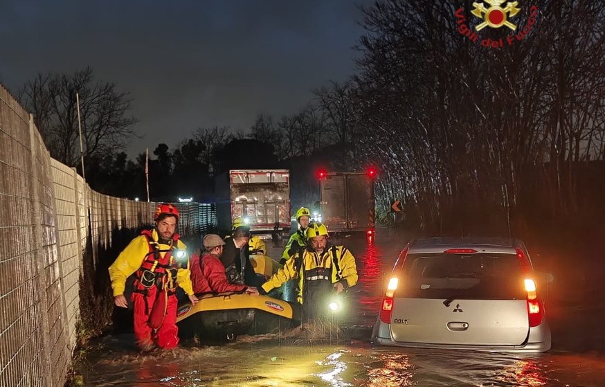 Auto sommersa dal Tevere in piena, i tergicristalli attivi: verifiche a ponte Margherita 1