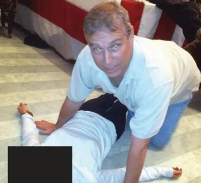 Epstein, i nuovi file: la foto che imbarazza l’ex principe Andrea