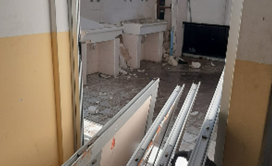 Famiglie occupano scuola abbandonata a Roma trasformandola in rifugio per bambini e poveri 2