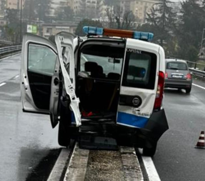 Ubriaca investe e distrugge auto della Polizia locale di Roma: vigili urbani salvi per miracolo (FOTO) 1 Ubriaca investe e distrugge auto della Polizia locale di Roma: vigili urbani salvi per miracolo (FOTO) 1