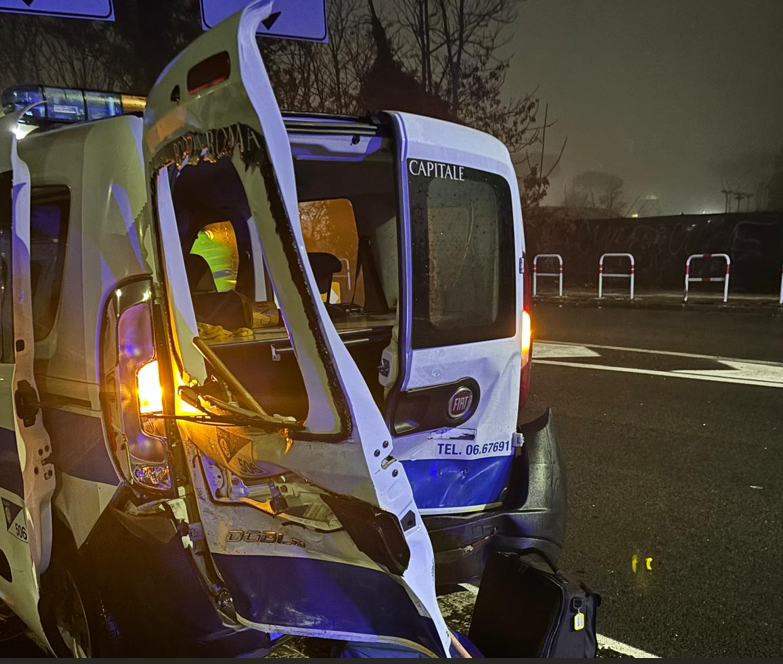 Ubriaca investe e distrugge auto della Polizia locale di Roma: vigili urbani salvi per miracolo (FOTO) 3 Ubriaca investe e distrugge auto della Polizia locale di Roma: vigili urbani salvi per miracolo (FOTO) 3
