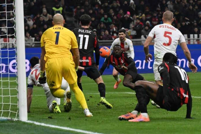 Fofana prova a colpire di testa, ma scivola: l’errore (comico) in Milan-Genoa