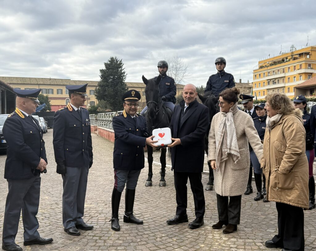 La Polizia di Stato equipaggia le pattuglie a cavallo con un defibrillatore per salvare vite 2