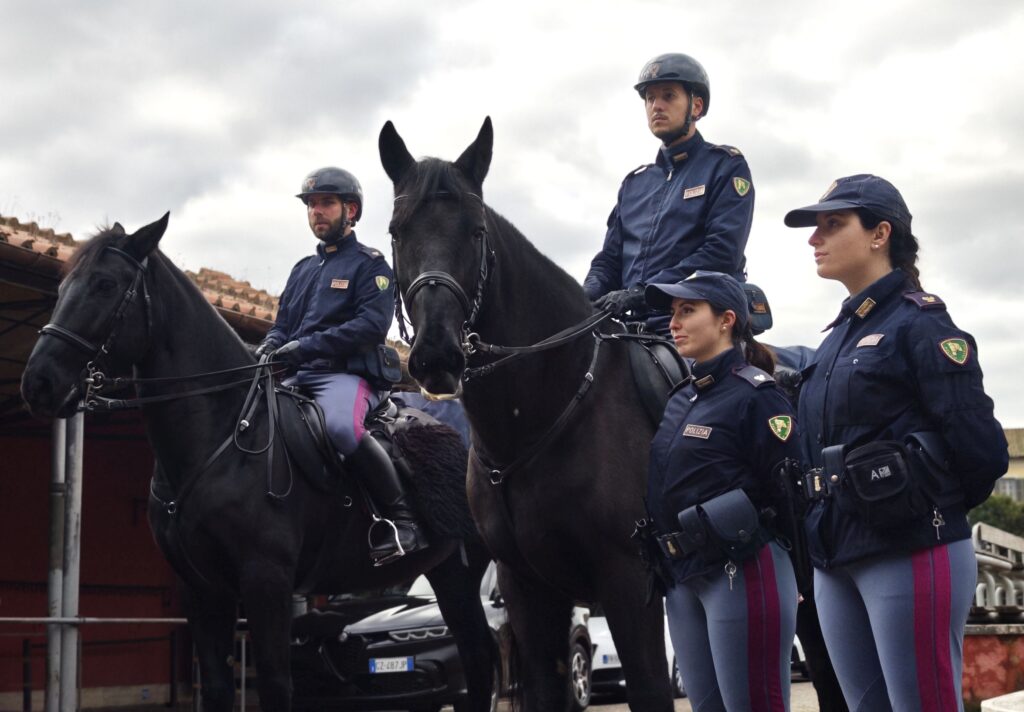 La Polizia di Stato equipaggia le pattuglie a cavallo con un defibrillatore per salvare vite 1