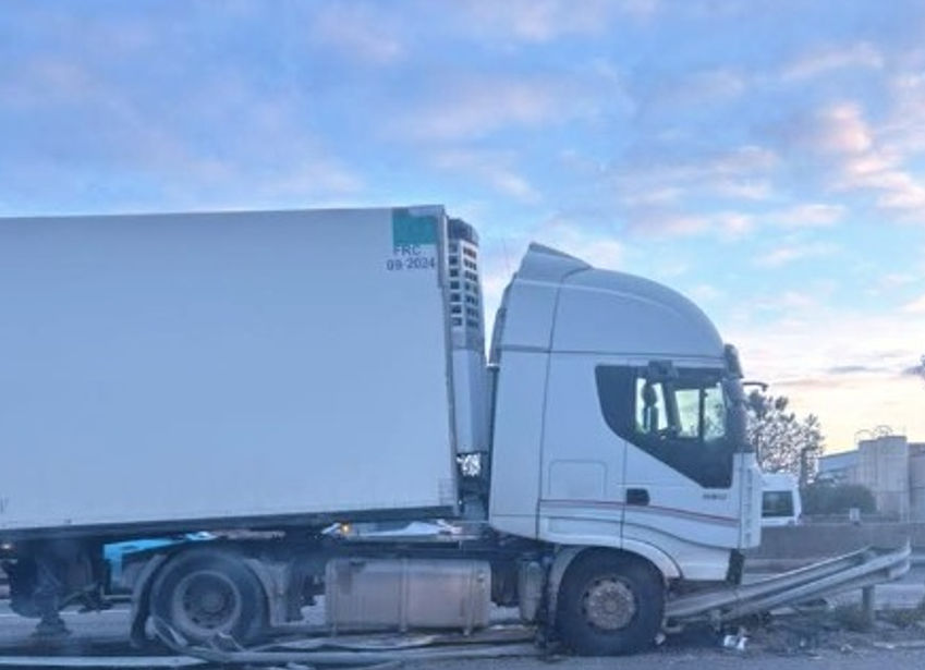 Mezzo pesante sbanda, incidente e code chilometriche. Traffico in tilt a Pomezia: il tratto interessato 1