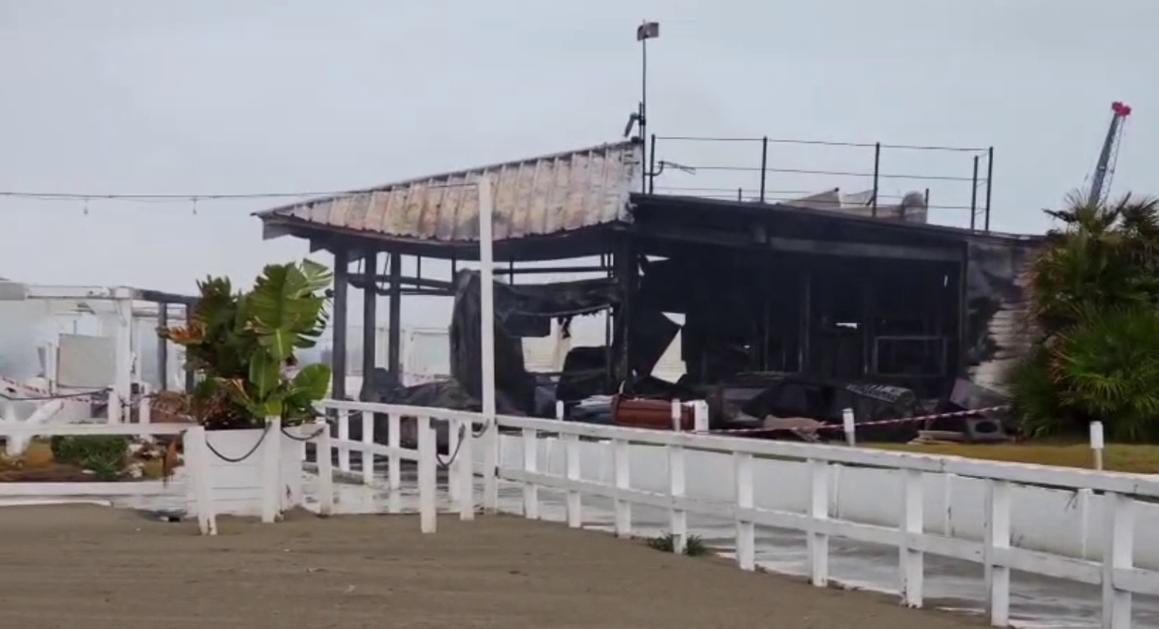 Incendio devasta stabilimento balneare Dadaumpa a Fiumicino: rilievi in corso per stabilire le cause del rogo 1