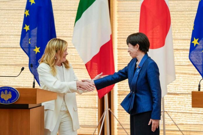 Italia-Giappone, Meloni e le bacchette a tavola: “Takaichi mi ha fatto i complimenti”
