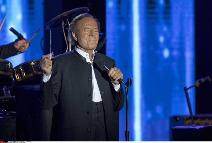 Julio Iglesias accusato di violenze sessuali, il cantante si difende: “La verità verrà a galla”