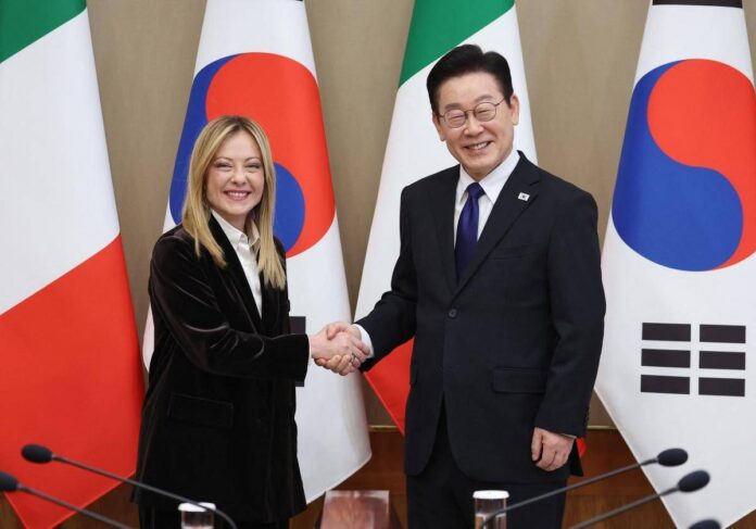 Meloni chiude la missione in Asia, sponda con Seul mentre sale la tensione sui nuovi dazi