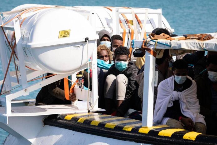 Migranti, ecco la nuova strategia Ue: ‘centri multifunzionali’ lungo le rotte