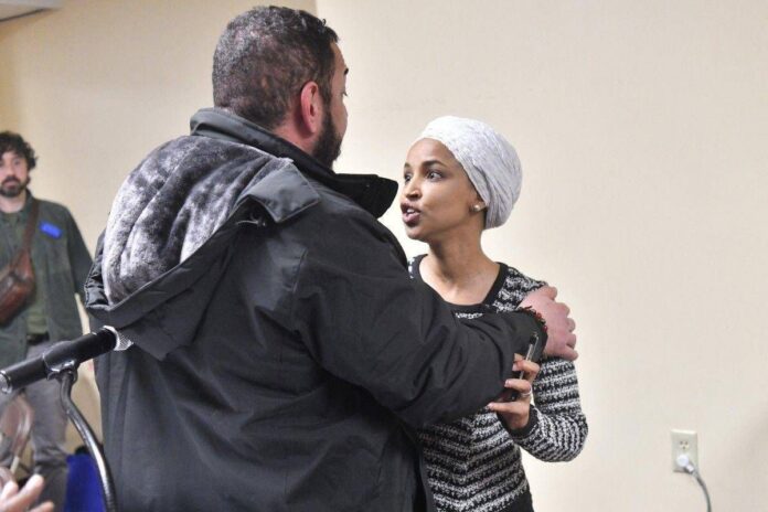 Minneapolis, aggredita deputata dem Omar. Trump: “Avrà organizzato tutto lei”