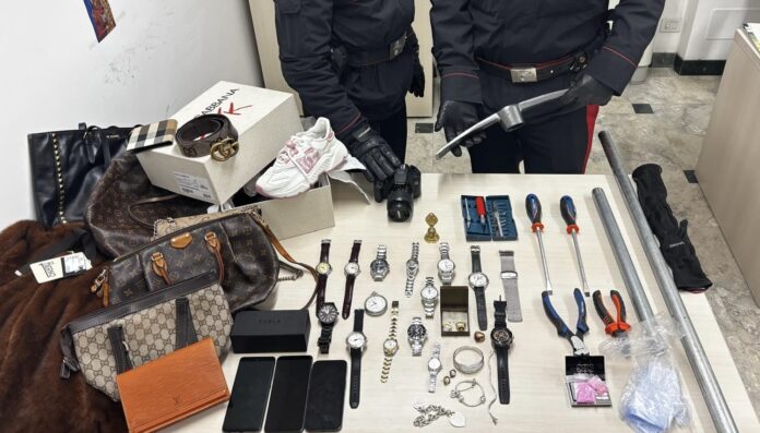 OSTIA - La refurtiva recuperata dai Carabinieri (1) 2