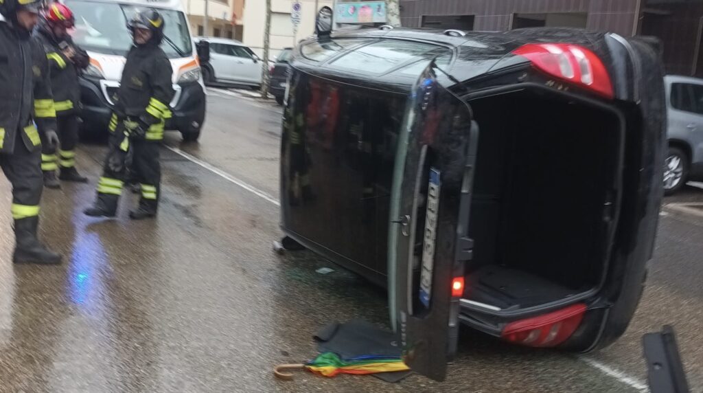 Scontro violento a Civitavecchia: auto si ribalta e il conducente resta intrappolato 1
