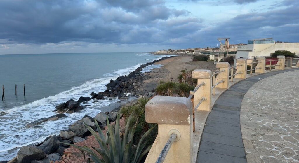 Sporting Beach e Shilling distrutti dal mare, sospetti su Ama. Il Campidoglio rinuncia ai fondi per la lotta all’erosione 1