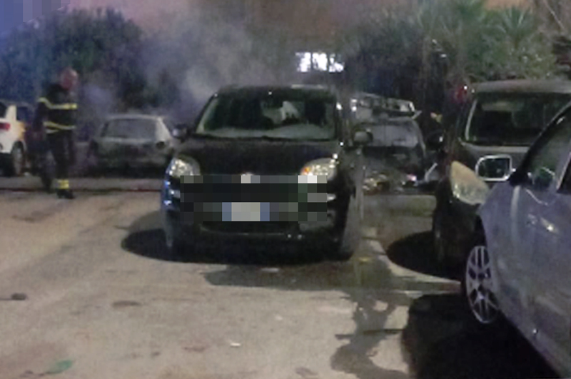 Fiamme ad Acilia nella notte di Capodanno: incendio esplode in un parcheggio a pochi metri dalle case (VIDEO e FOTO) 3