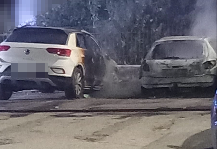 Fiamme ad Acilia nella notte di Capodanno: incendio esplode in un parcheggio a pochi metri dalle case (VIDEO e FOTO) 1