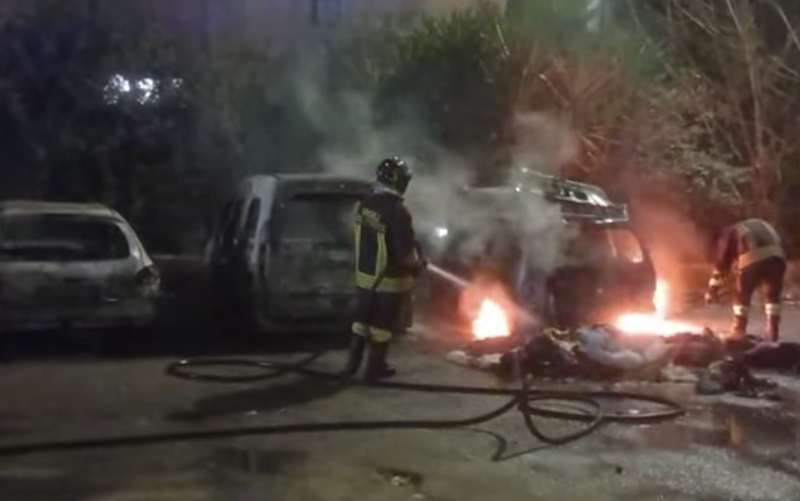 Fiamme ad Acilia nella notte di Capodanno: incendio esplode in un parcheggio a pochi metri dalle case (VIDEO e FOTO) 2