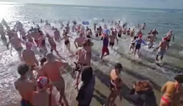 Oltre 200 intrepidi a Ostia: il Bagno di Capodanno regala brividi e sorrisi tra onde alte e vento gelido (VIDEO) 1