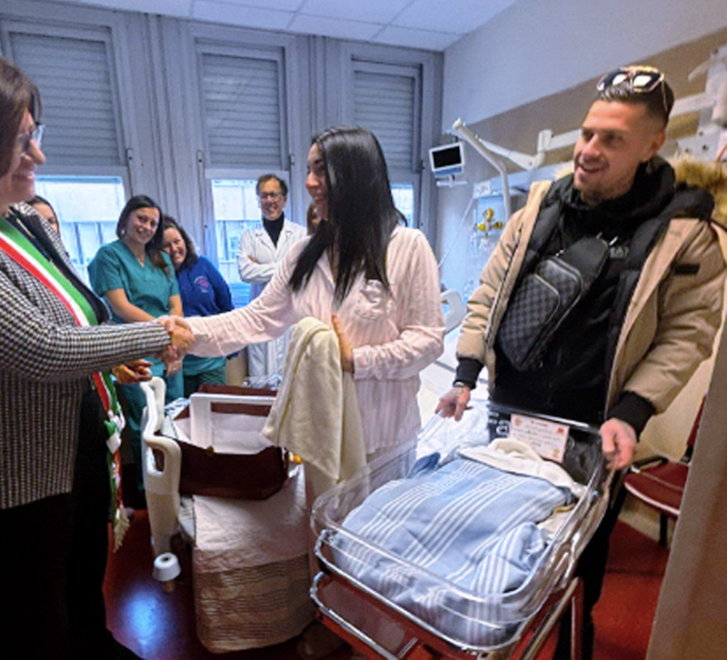 Il primo nato del 2026 nel Lazio: tra emozioni e abbracci a mezzanotte i vagiti di Nicolò, poi Benedetta e Penelope (FOTO) 1