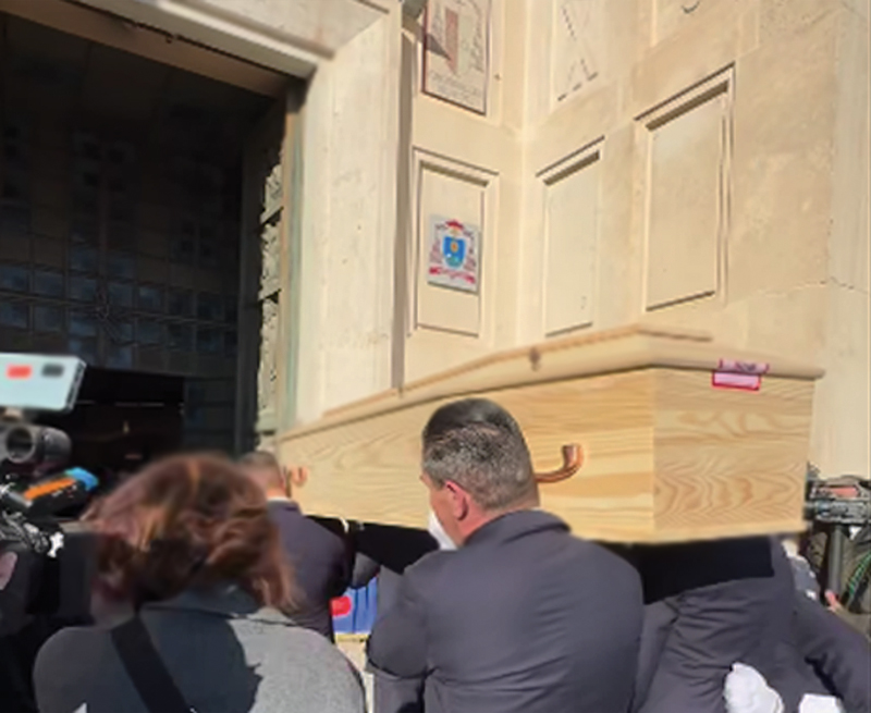 Roma piange Riccardo Minghetti: folla commossa all'EUR saluta il giovane strappato troppo presto alla vita (FOTO) 1 Roma piange Riccardo Minghetti: folla commossa all'EUR saluta il giovane strappato troppo presto alla vita (FOTO) 1