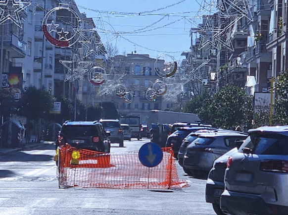 Centro di Ostia paralizzato da voragini a cratere: chiusura e le deviazioni in piena domenica di saldi (FOTO) 1