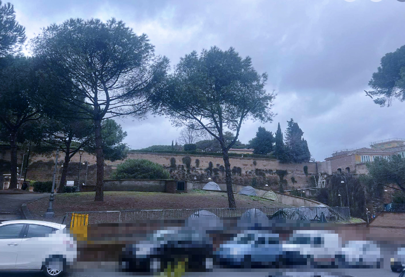 Tende sul Gianicolo mentre Roma gela: l’emergenza senzatetto esplode nel cuore della Capitale (FOTO) 2 Tende sul Gianicolo mentre Roma gela: l’emergenza senzatetto esplode nel cuore della Capitale (FOTO) 2