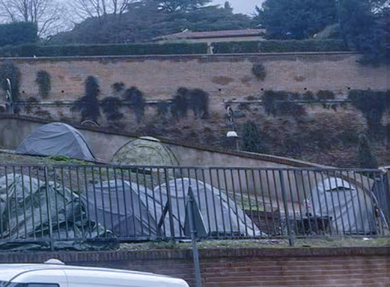 Tende sul Gianicolo mentre Roma gela: l’emergenza senzatetto esplode nel cuore della Capitale (FOTO) 1 Tende sul Gianicolo mentre Roma gela: l’emergenza senzatetto esplode nel cuore della Capitale (FOTO) 1