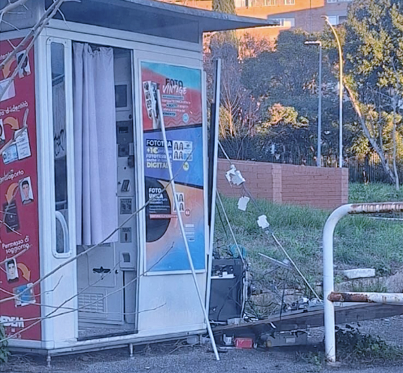 Esplosioni a Spinaceto, distruggono la cabina per le foto: il metodo che fa paura per rubare il denaro all'interno (FOTO) 1