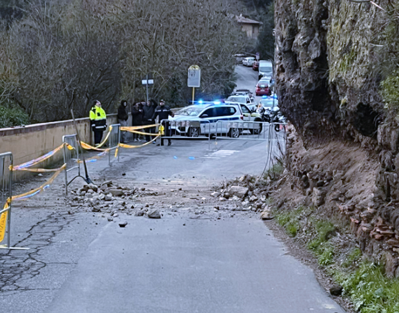 Il maltempo spezza i collegamenti di Isola Farnese: lo storico borgo chiuso al traffico per una frana (FOTO) 1 Il maltempo spezza i collegamenti di Isola Farnese: lo storico borgo chiuso al traffico per una frana (FOTO) 1