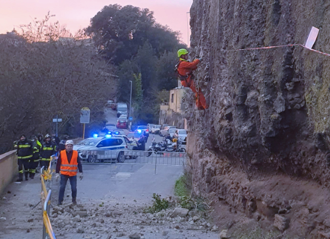 Il maltempo spezza i collegamenti di Isola Farnese: lo storico borgo chiuso al traffico per una frana (FOTO) 2 Il maltempo spezza i collegamenti di Isola Farnese: lo storico borgo chiuso al traffico per una frana (FOTO) 2