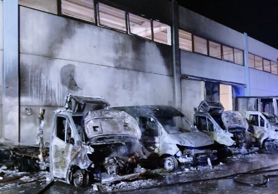 Notte di fuoco sulla Laurentina: distrutta la flotta di furgoni di un'azienda alimentare (FOTO) 2 Notte di fuoco sulla Laurentina: distrutta la flotta di furgoni di un'azienda alimentare (FOTO) 2