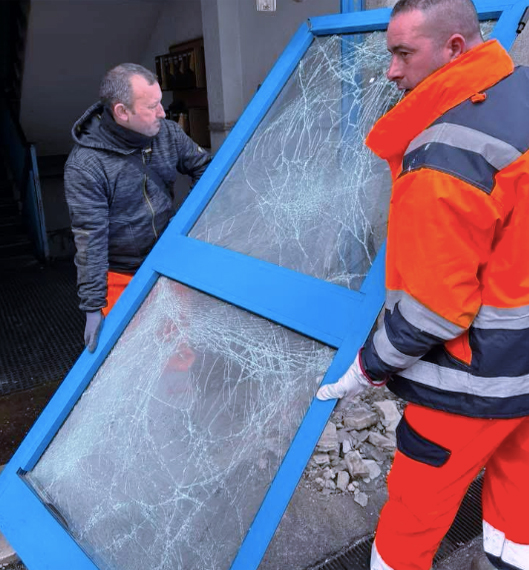 Notte di terrore a Tor Sapienza: bomba carta esplode davanti a condominio distruggendo portone e auto (FOTO) 1 Notte di terrore a Tor Sapienza: bomba carta esplode davanti a condominio distruggendo portone e auto (FOTO) 1