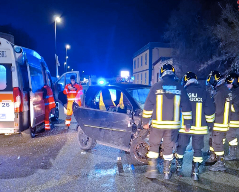 Paura sull'Aurelia: auto si schianta contro i veicoli in sosta al cimitero. Ferito il conducente (FOTO) 1 Paura sull'Aurelia: auto si schianta contro i veicoli in sosta al cimitero. Ferito il conducente (FOTO) 1