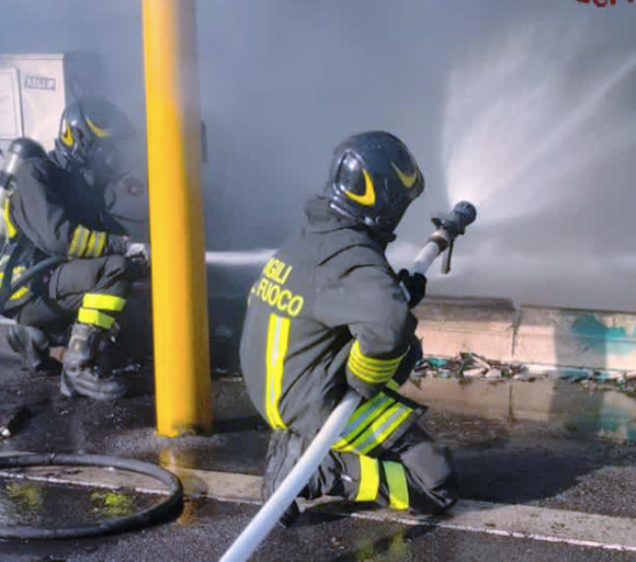 Rogo esplode nel degrado urbano: brucia un chiosco in disuso a pochi metri da Autostazione Tiburtina (FOTO) 1 Rogo esplode nel degrado urbano: brucia un chiosco in disuso a pochi metri da Autostazione Tiburtina (FOTO) 1
