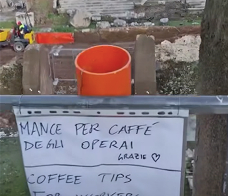Genialità all’italiana ai Fori Imperiali: a bordo cantiere il punto mance che sembra una zingarata di “Amici miei” (FOTO e VIDEO) 1 Genialità all’italiana ai Fori Imperiali: a bordo cantiere il punto mance che sembra una zingarata di “Amici miei” (FOTO e VIDEO) 1