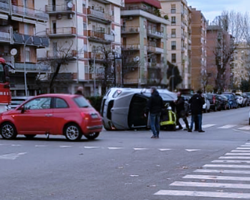 Nuovo grave incidente all'incrocio “maledetto” sulla Tuscolana: ferito estratto dall’auto ribaltata dopo uno scontro (FOTO) 2