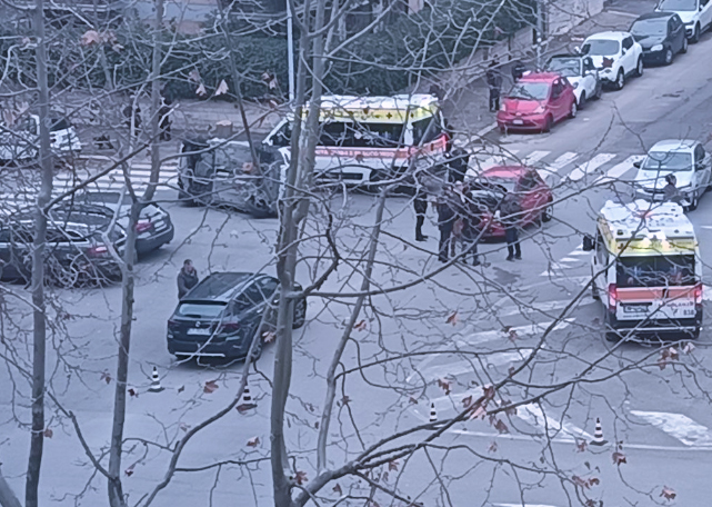 Nuovo grave incidente all'incrocio “maledetto” sulla Tuscolana: ferito estratto dall’auto ribaltata dopo uno scontro (FOTO) 1