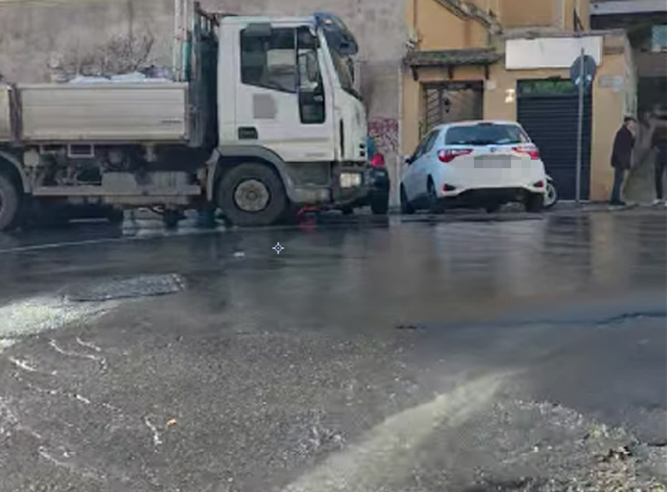 Strade come un fiume in piena e caos viabilità a Roma Nord: conduttura rotta mette in ginocchio la Balduina (VIDEO) 1 Strade come un fiume in piena e caos viabilità a Roma Nord: conduttura rotta mette in ginocchio la Balduina (VIDEO) 1