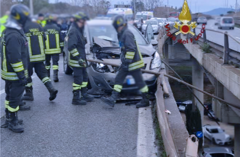 Paura sul Viadotto della Magliana: nel violento scontro tra due auto, cinque feriti gravi tra cui un bambino (FOTO) 1